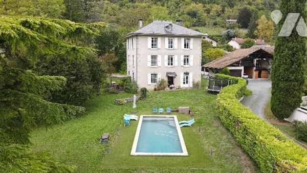 Maison maître 260 m², terrain arboré de 4925 m², piscine,dépdces.DPE D/D. Avec revenu locatif poss.