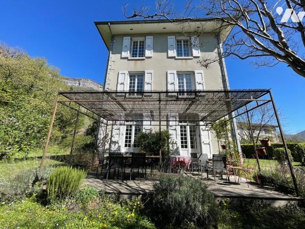 Maison maître 260 m², terrain arboré de 4925 m², piscine,dépdces.DPE D/D. Avec revenu locatif poss.