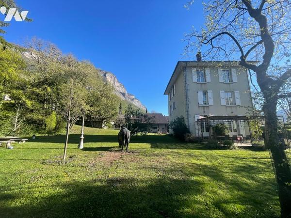 Maison maître 260 m², terrain arboré de 4925 m², piscine,dépdces.DPE D/D. Avec revenu locatif poss.