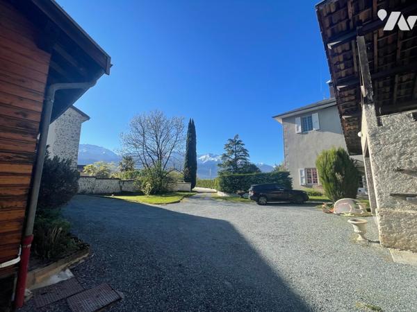 Maison maître 260 m², terrain arboré de 4925 m², piscine,dépdces.DPE D/D. Avec revenu locatif poss.