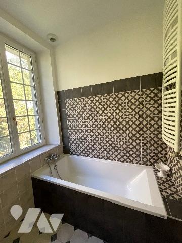 Maison de maître 260 m² rénovée, vaste terrain arboré de 4 925 m², piscine et dépendances.  DPE D/D.