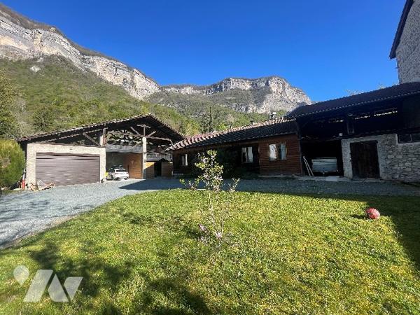 Maison maître 260 m², terrain arboré de 4925 m², piscine,dépdces.DPE D/D. Avec revenu locatif poss.