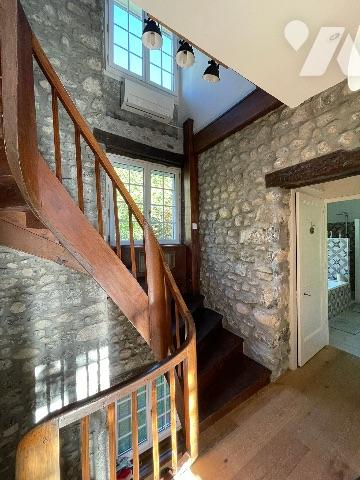 Maison de maître 260 m² rénovée, vaste terrain arboré de 4 925 m², piscine et dépendances.  DPE D/D.