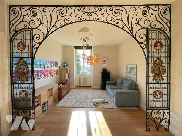 Maison de maître 260 m² rénovée, vaste terrain arboré de 4 925 m², piscine et dépendances.  DPE D/D.