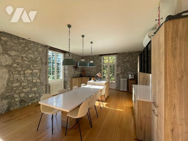 Maison de maître 260 m² rénovée, vaste terrain arboré de 4 925 m², piscine et dépendances.  DPE D/D.