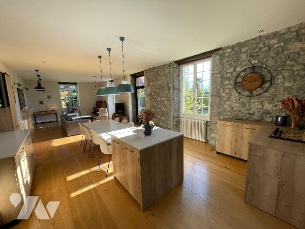 Maison de maître 260 m² rénovée, vaste terrain arboré de 4 925 m², piscine et dépendances.  DPE D/D.