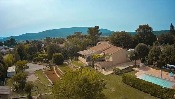 Maison Saint Maximin la Sainte Baume 146m2 avec garage et piscine et dépendances.