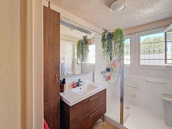 Maison Saint Maximin la Sainte Baume 146m2 avec garage et piscine et dépendances.