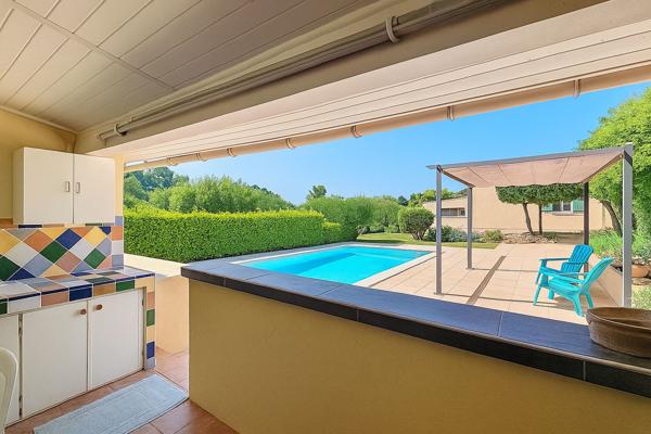 Maison Saint Maximin la Sainte Baume 146m2 avec garage et piscine et dépendances.