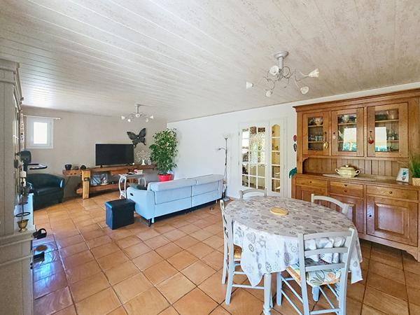 Maison Saint Maximin la Sainte Baume 146m2 avec garage et piscine et dépendances.