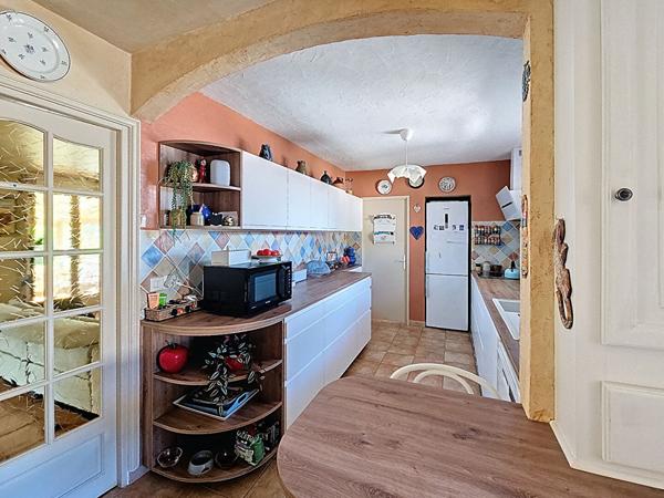 Maison Saint Maximin la Sainte Baume 146m2 avec garage et piscine et dépendances.