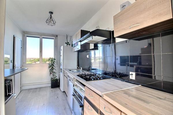 MARIGNANE- Appartement 5 pièce(s) d'une surface de 95 m2 avec terrasse et place de parking.