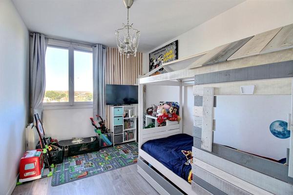 MARIGNANE- Appartement 5 pièce(s) d'une surface de 95 m2 avec terrasse et place de parking.