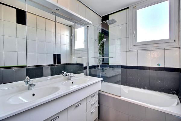 MARIGNANE- Appartement 5 pièce(s) d'une surface de 95 m2 avec terrasse et place de parking.