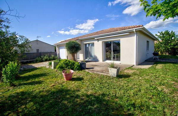 ESTILLAC - Maison de plain pied sur la commune d'Estillac de 100 m2 composée de 3 chambres, jardin et garage dans quartier calme et recherché
