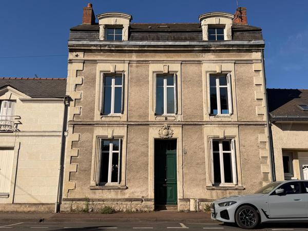 Maison de Ville en pierre et doubles garage.