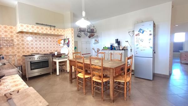 Ouveillan (11590) COUP DE CŒUR – Maison 210 m² – Vue dégagée – Piscine – Terrain arboré