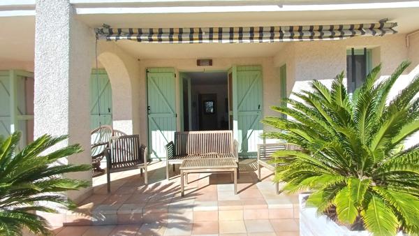 Ouveillan (11590) COUP DE CŒUR – Maison 210 m² – Vue dégagée – Piscine – Terrain arboré