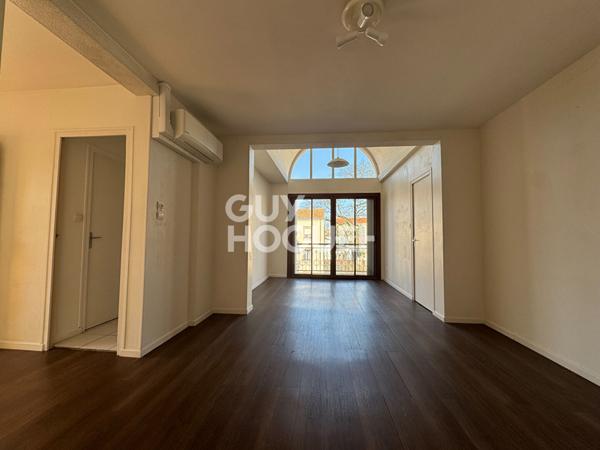 Appartement 3 chambres et un bureau. Balcon et garage.