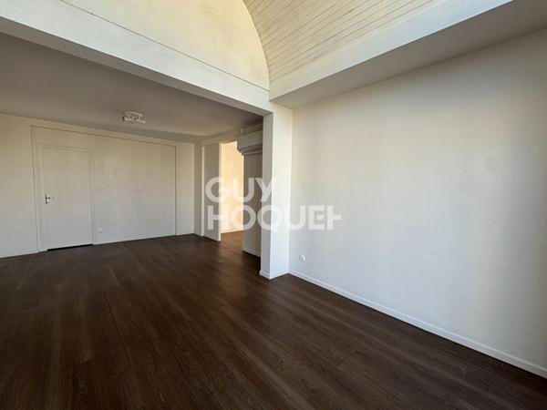 Appartement 3 chambres et un bureau. Balcon et garage.