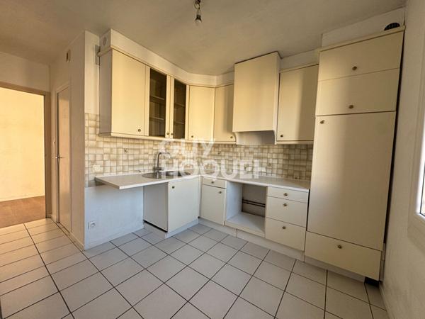 Appartement 3 chambres et un bureau. Balcon et garage.