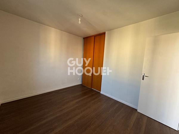 Appartement 3 chambres et un bureau. Balcon et garage.