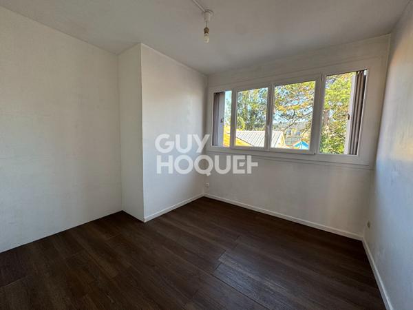 Appartement 3 chambres et un bureau. Balcon et garage.