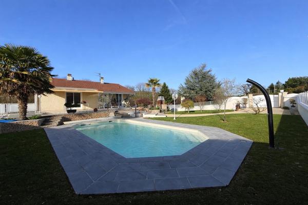 Maison rénovée avec piscine à Saint-Hilaire