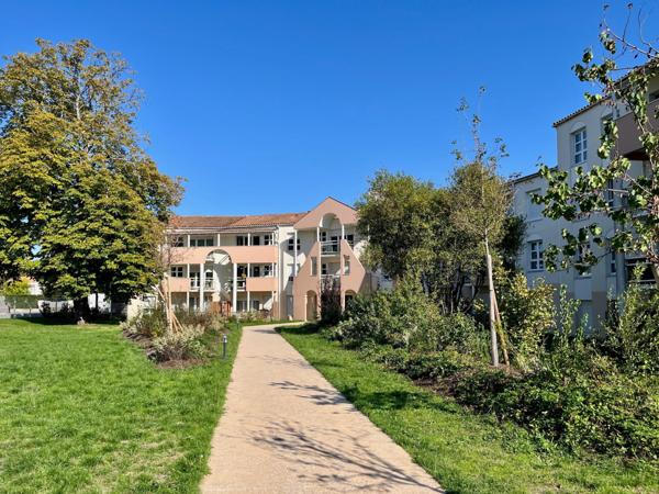 Appartement T2 spacieux avec terrasse et place de parking couvert