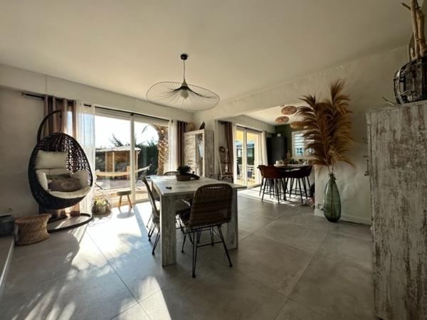 Royan (17200) 

A 2 pas des commodités et à seulement 2000m du marché central de Royan. Venez découvrir cette magnifique villa