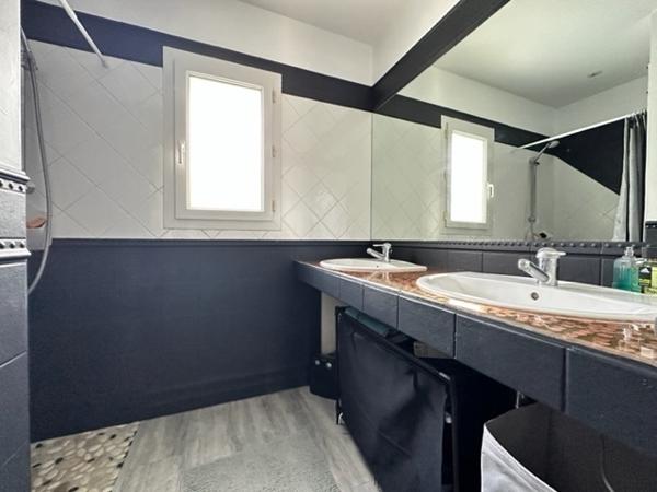 Royan (17200) 

A 2 pas des commodités et à seulement 2000m du marché central de Royan. Venez découvrir cette magnifique villa