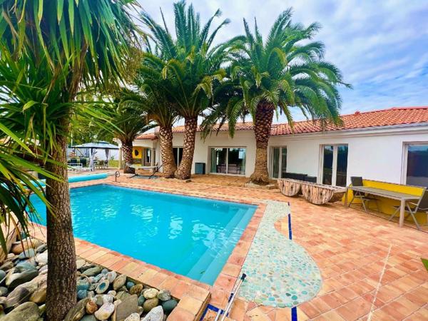 Royan (17200) 

A 2 pas des commodités et à seulement 2000m du marché central de Royan. Venez découvrir cette magnifique villa