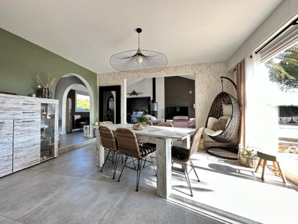 Royan (17200) 

A 2 pas des commodités et à seulement 2000m du marché central de Royan. Venez découvrir cette magnifique villa