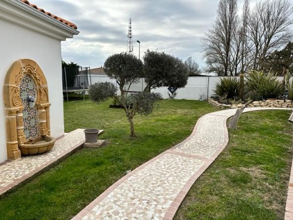 Royan (17200) 

A 2 pas des commodités et à seulement 2000m du marché central de Royan. Venez découvrir cette magnifique villa