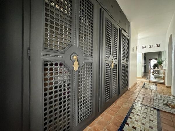 Royan (17200) 

A 2 pas des commodités et à seulement 2000m du marché central de Royan. Venez découvrir cette magnifique villa