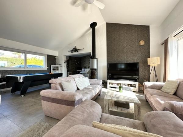 Royan (17200) 

A 2 pas des commodités et à seulement 2000m du marché central de Royan. Venez découvrir cette magnifique villa