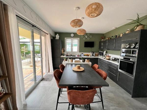 Royan (17200) 

A 2 pas des commodités et à seulement 2000m du marché central de Royan. Venez découvrir cette magnifique villa