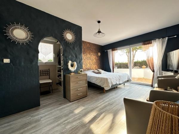 Royan (17200) 

A 2 pas des commodités et à seulement 2000m du marché central de Royan. Venez découvrir cette magnifique villa