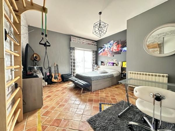 Royan (17200) 

A 2 pas des commodités et à seulement 2000m du marché central de Royan. Venez découvrir cette magnifique villa