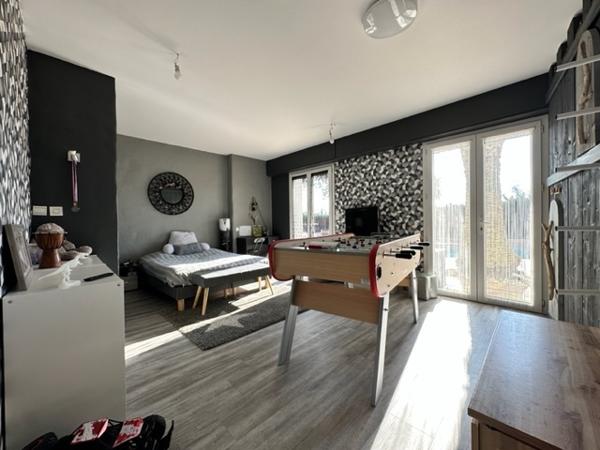 Royan (17200) 

A 2 pas des commodités et à seulement 2000m du marché central de Royan. Venez découvrir cette magnifique villa