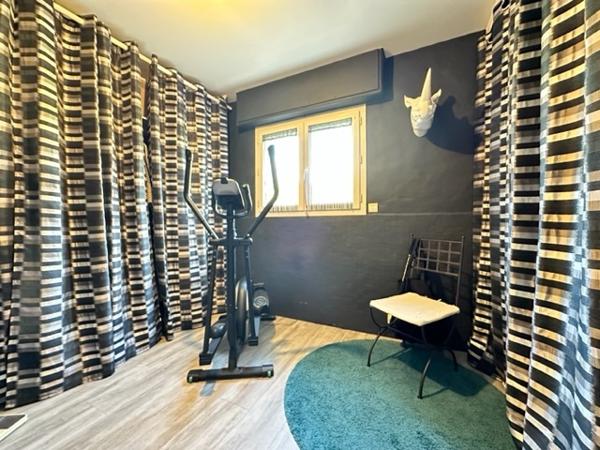 Royan (17200) 

A 2 pas des commodités et à seulement 2000m du marché central de Royan. Venez découvrir cette magnifique villa