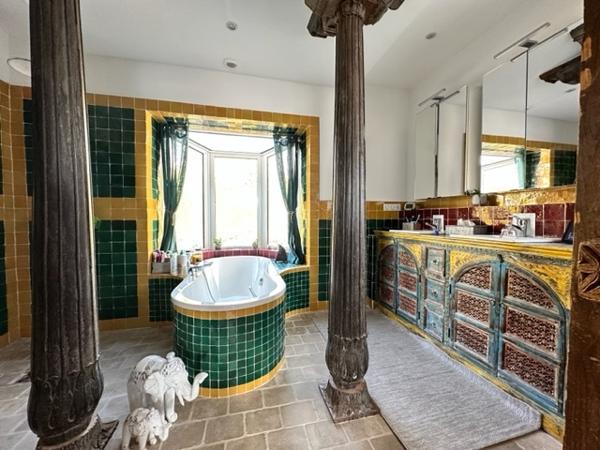 Royan (17200) 

A 2 pas des commodités et à seulement 2000m du marché central de Royan. Venez découvrir cette magnifique villa