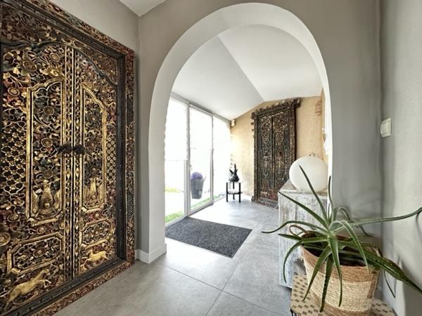 Royan (17200) 

A 2 pas des commodités et à seulement 2000m du marché central de Royan. Venez découvrir cette magnifique villa