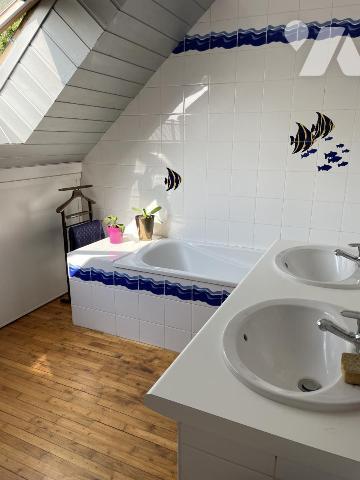 MAISON DE BOURG 5 chambres avec jardin et piscine PLOEREN