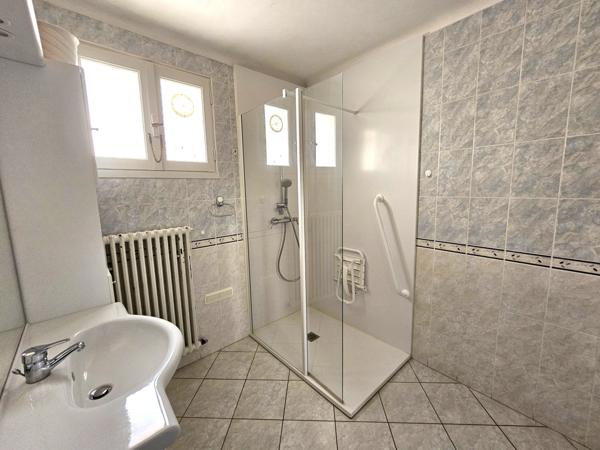 Maison familiale avec 4 chambres dépendances et terrain COUFFE