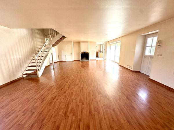 VOUILLE - LONGERE - 174m2 - BEAUX VOLUMES - AU CALME