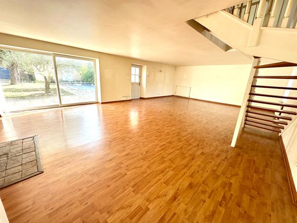 VOUILLE - LONGERE - 174m2 - BEAUX VOLUMES - AU CALME