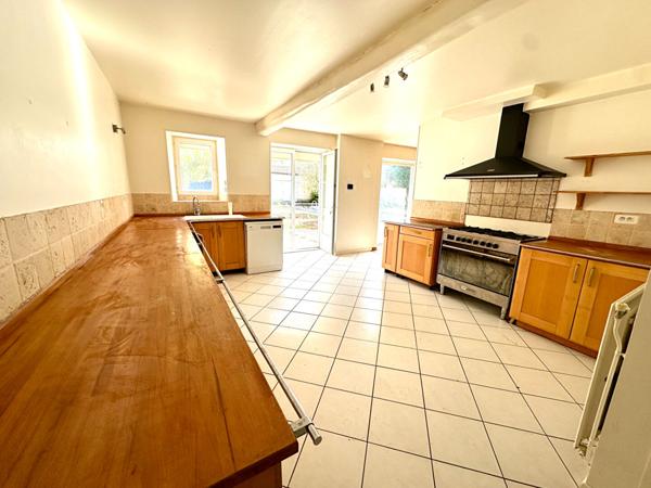 VOUILLE - LONGERE - 174m2 - BEAUX VOLUMES - AU CALME