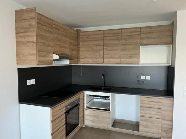 APPARTEMENT T4 A LOUER - VENISSIEUX 82 m 2 1 317,63 € charges comprises par mois