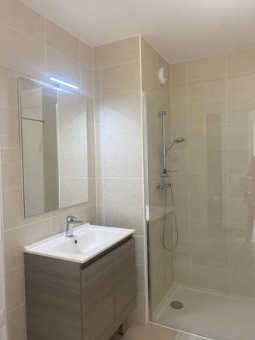 APPARTEMENT T4 A LOUER - VENISSIEUX 82 m 2 1 317,63 € charges comprises par mois